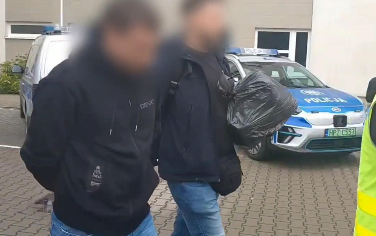 „Surfer z S8” tymczasowo aresztowany. Jechał na dachu, biegał nago po ruchliwej drodze