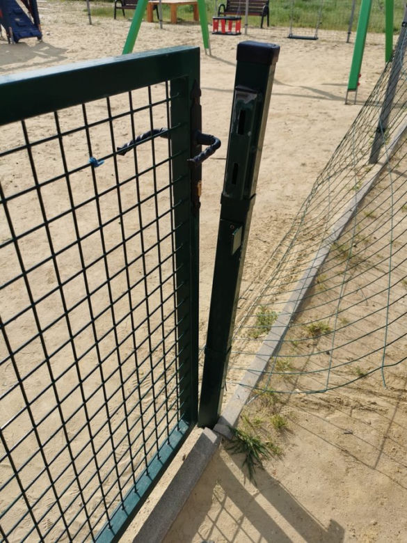 Grasowali po placach zabaw w Lesznie. Przy jednym zniszczyli ogrodzenie, na drugim huśtawkę