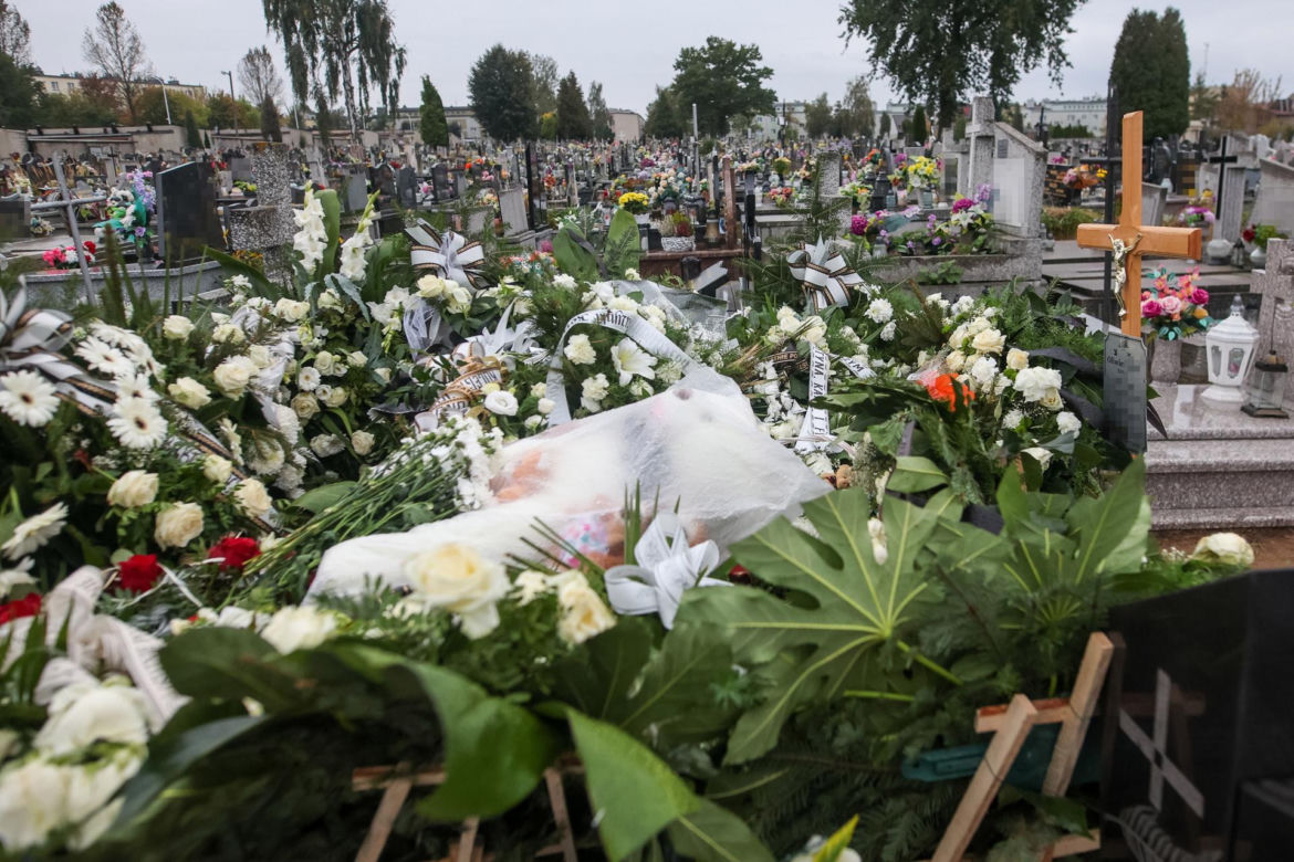 Grób Oliwierka i jego rodziców utonął w morzu kwiatów. Ten widok wyciska łzy