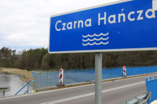 Czarna Hańcza i jezioro Wigry skażone. Służby szukają źródła
