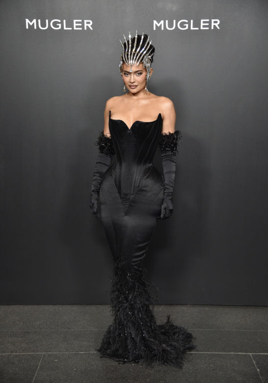 Kylie Jenner z gołą pupę wygina się na śniegu w słynnym kurorcie. Co za bikini!