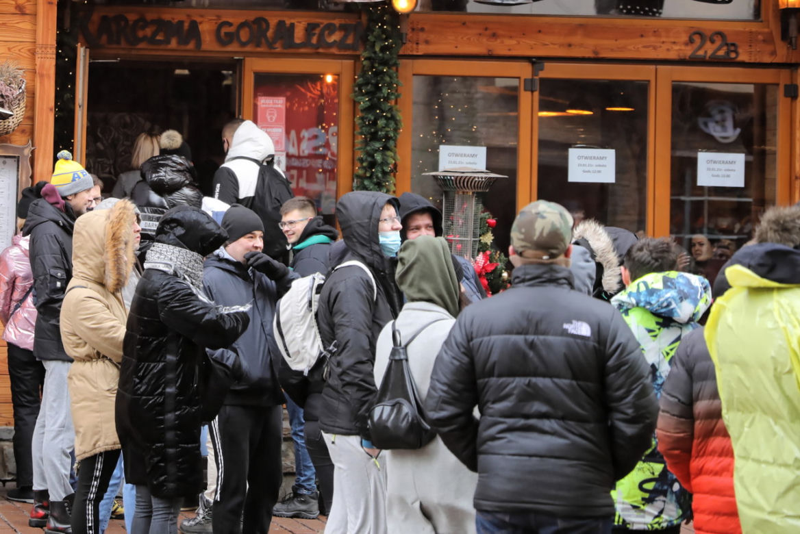Tłumy przed otwartą restauracją w Zakopanem