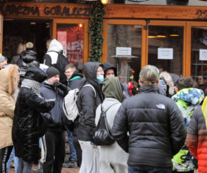 Tłumy przed otwartą restauracją w Zakopanem