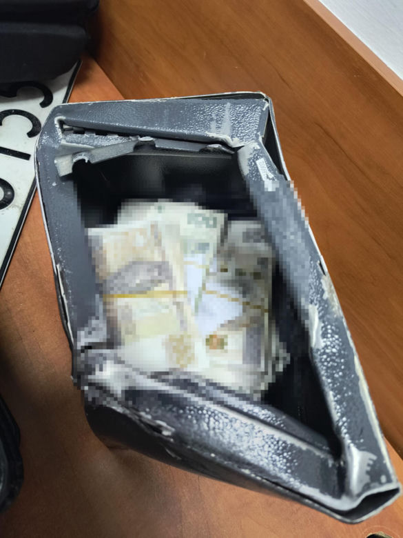 Uciekał przed policją, wyrzucił sejf z pieniędzmi! Sensacyjny pościg pod Warszawą