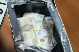 Uciekał przed policją, wyrzucił sejf z pieniędzmi! Sensacyjny pościg pod Warszawą