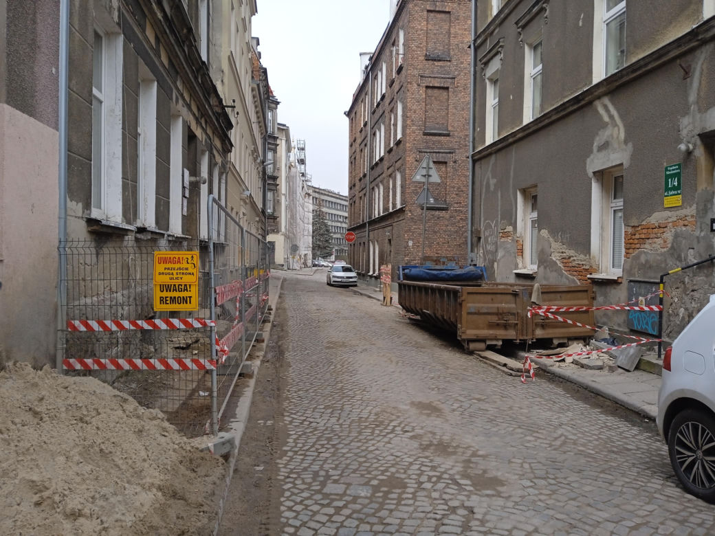 Tak zmieniła się Biskupia Górka. Zrewitalizowano kamienice. Zdjęcia przed i po 