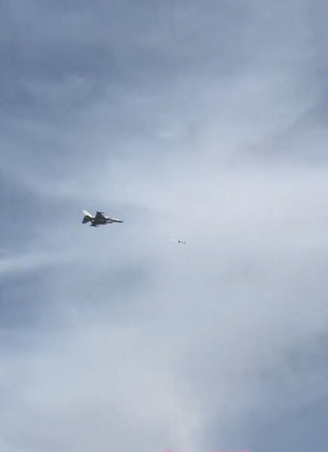 Nagrania z Dubaju obiegły sieć. Myśliwiec F-16 zestrzelił drona nad plażą