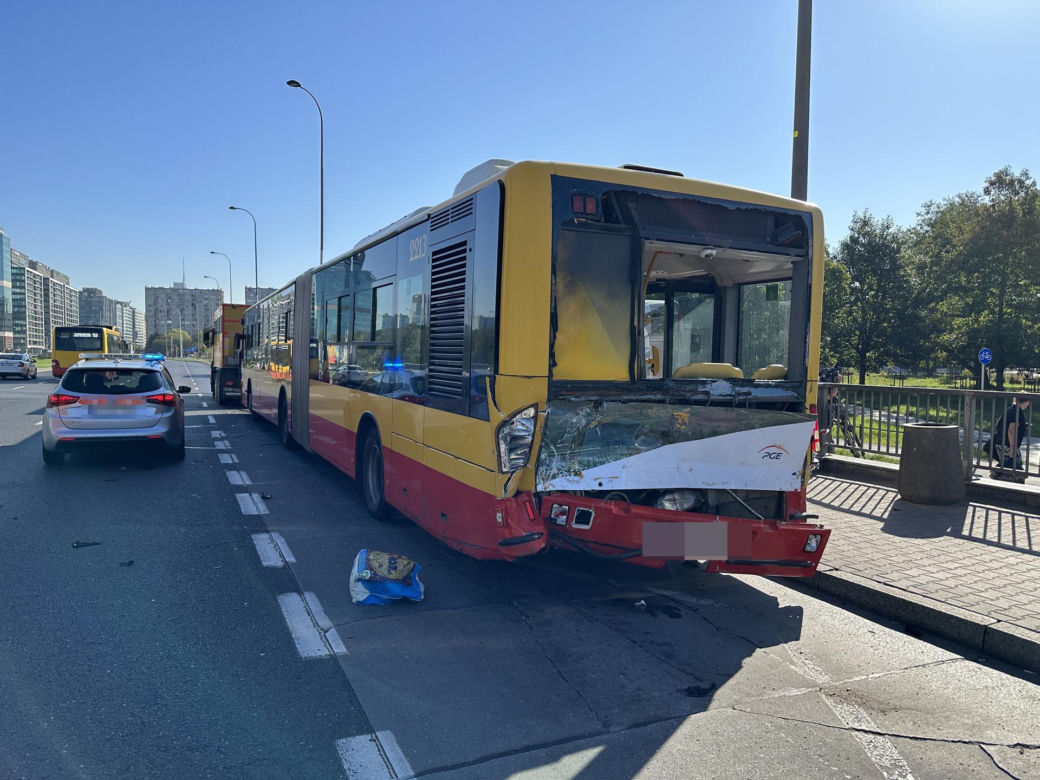 Kierowca hondy wbił się w autobus miejski. Potworny wypadek w Warszawie
