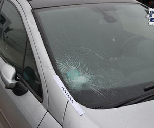 Drogowy bandyta celowo wjeżdżał wjeżdżał w ludzi na chodniku! Wcześniej wrzeszczał na pieszych