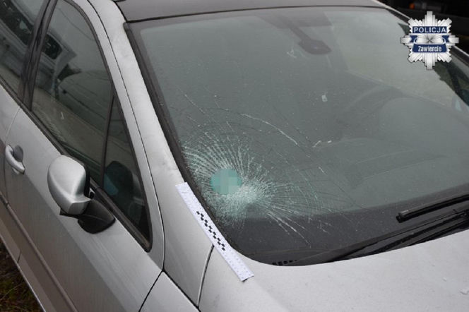 Drogowy bandyta celowo wjeżdżał wjeżdżał w ludzi na chodniku! Wcześniej wrzeszczał na pieszych