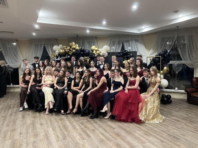 Studniówka pełna blasku i emocji! Tak bawili się maturzyści II LO w Bydgoszczy [ZDJĘCIA]