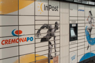 Wysyłka paczki InPostem z Włoch: Czy ulubione wino i sery dotrą do Polski? 