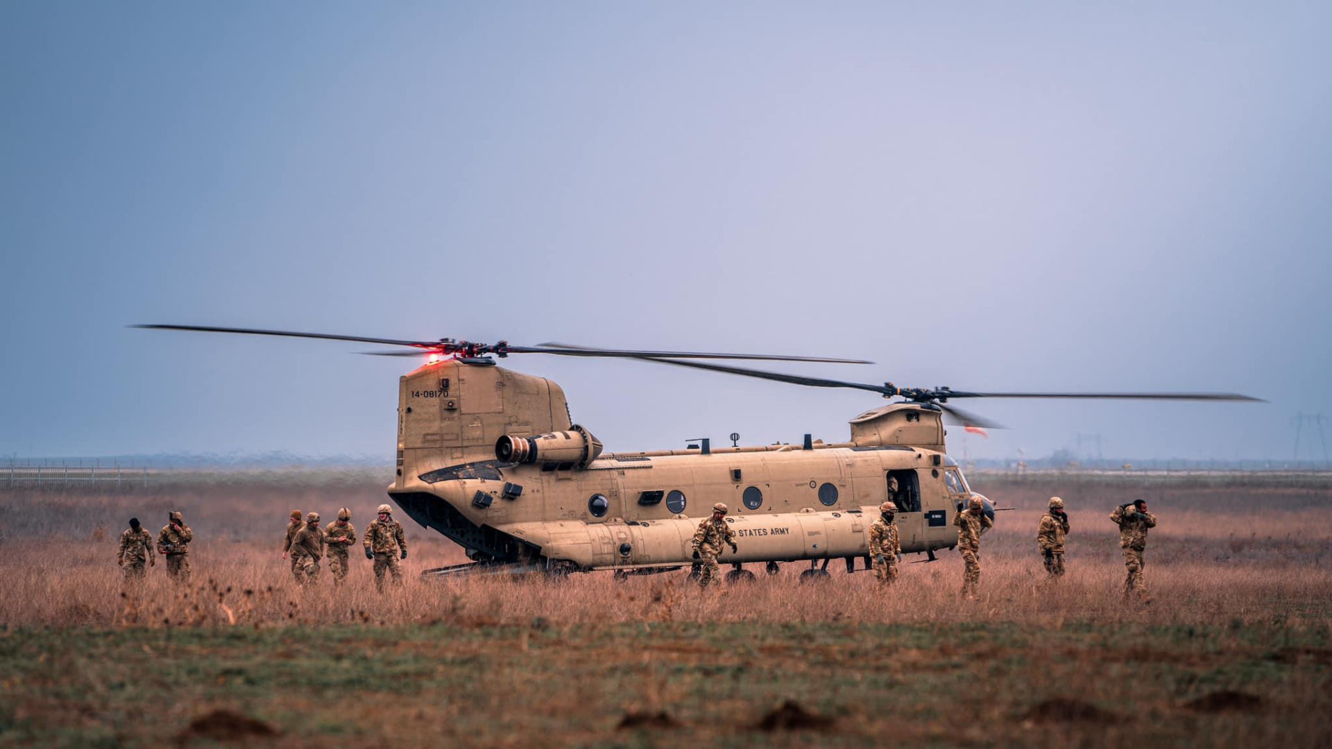 Na krawędzi klęski. Jak pilot śmigłowca Chinook uratował misję Trumpa w Wenezueli