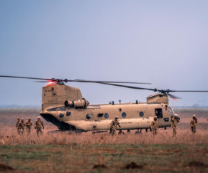 Na krawędzi klęski. Jak pilot śmigłowca Chinook uratował misję Trumpa w Wenezueli
