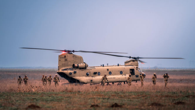Na krawędzi klęski. Jak pilot śmigłowca Chinook uratował misję Trumpa w Wenezueli