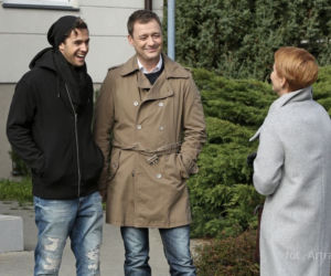 Barwy szczęścia odc. 1078. Ernest Chowański (Krystian Kukułka), Artur (Jacek Rozenek), Marta (Katarzyna Zielińska)