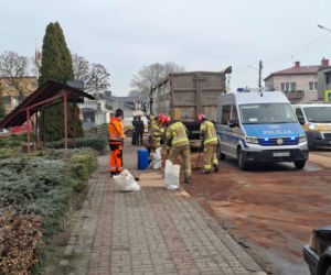 Uwaga Kierowcy! Kolizja w Wachocku, 87-latek poważnie uszkodził zbiornik w ciężarówce