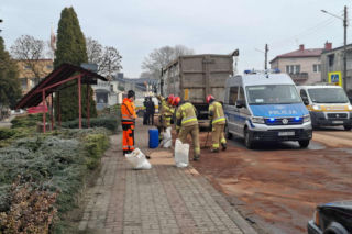 Uwaga Kierowcy! Kolizja w Wachocku, 87-latek poważnie uszkodził zbiornik w ciężarówce