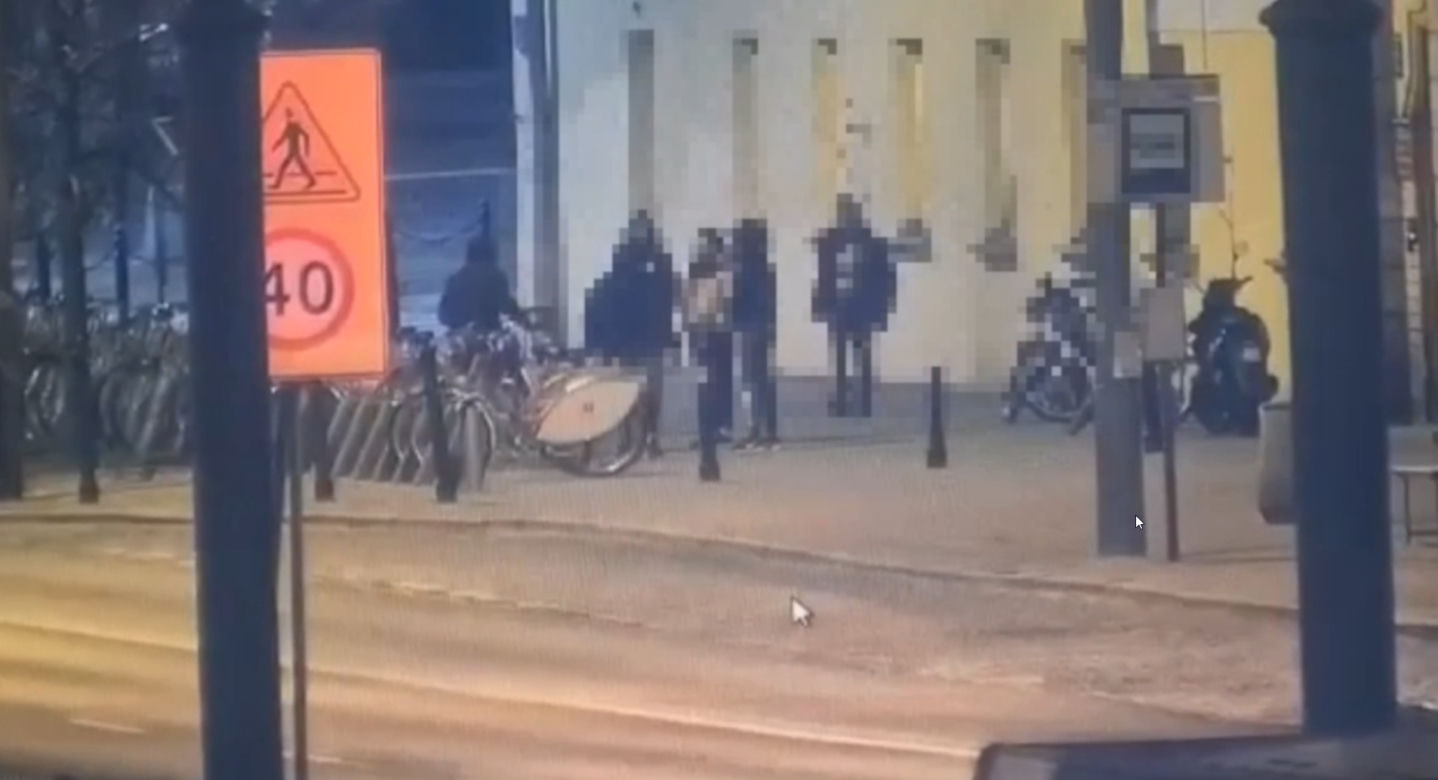 Niszczyli dla zabawy! Zdewastowali rowery miejskie i rzucali ławkami