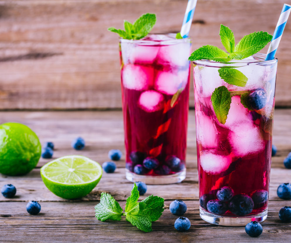 Lemoniada jagodowa z wanilią i cynamonem - przepis na orzeźwiającą lemoniadę