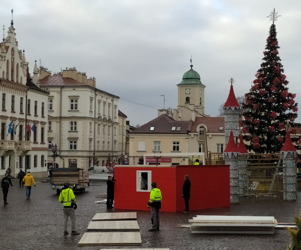 Świąteczne Miasteczko na Rynku! Co będzie można dostać na jarmarku? Ruszył montaż atrakcji! [LISTA]