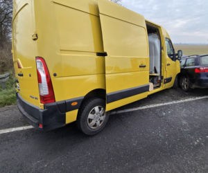 Kolizja na DK12 koło Leszna. Pojazdy omal nie wpadły do rowu