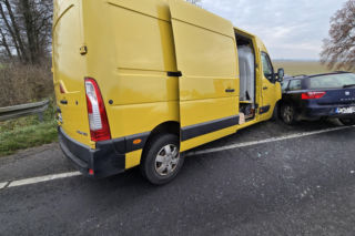 Kolizja na DK12 koło Leszna. Pojazdy omal nie wpadły do rowu