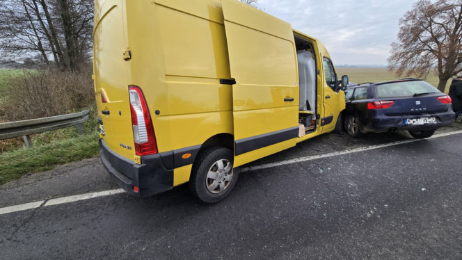 Kolizja na DK12 koło Leszna. Pojazdy omal nie wpadły do rowu