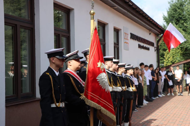 Klasa policyjna w Starachowicach oficjalnie wystartowała. Uczniowie ZDZ mają prostszą drogę do munduru