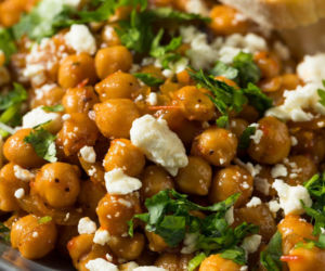 Sałatka z pieczoną ciecierzycą – pełna białka, chrupiąca i sycąca