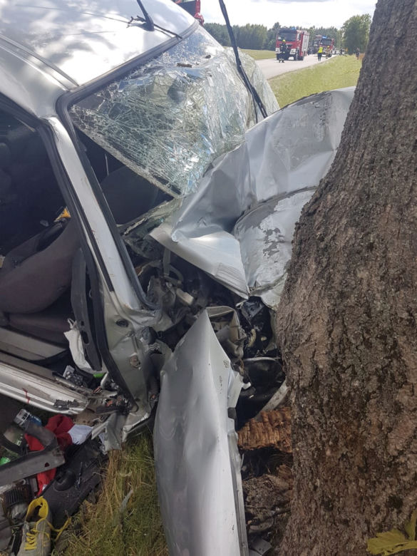 Potworny wypadek pod Lipskiem! Trzech mężczyzn uwięzionych w rozbitym citroenie [ZDJĘCIA]