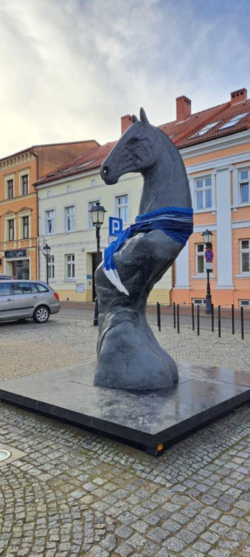 Tak prezentuje się pomnik Seksownego Konia z Konina