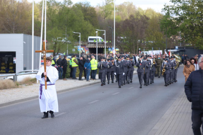 Polacy żegnają Łukasza Litewkę. Kondukt żałobny