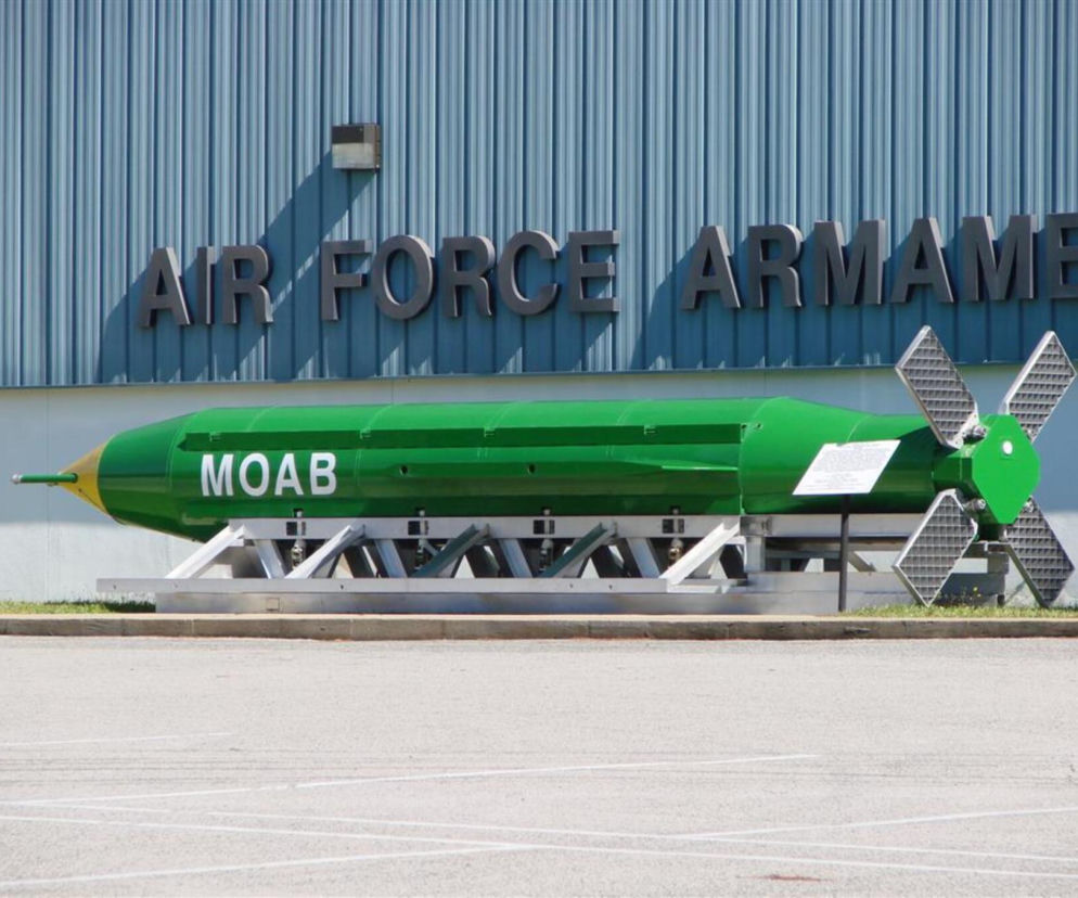 Zielona bomba MOAB na podeście przed budynkiem Air Force Armament. O Matce Wszystkich Bomb przeczytasz na SE Portal Obronny.