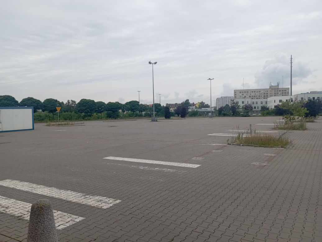 Kiedyś Tesco w Pile było numerem jeden. Teraz trwa tam generalny remont. Jaki sklep tam się otworzy?