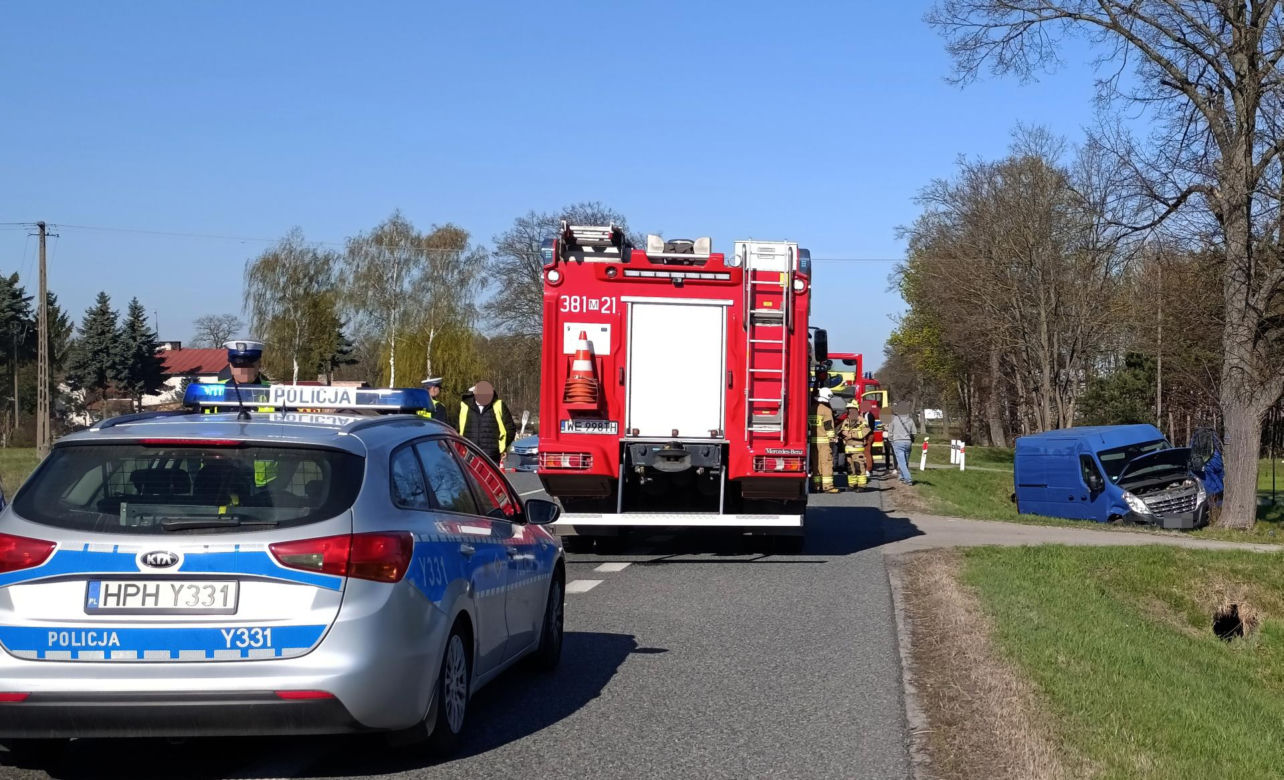 Osobówka zepchnęła busa do rowu