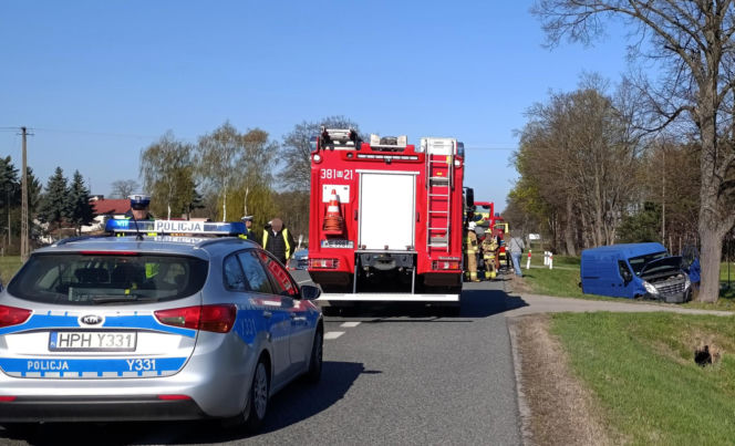 Osobówka zepchnęła busa do rowu