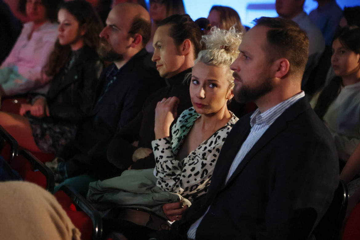 Na Wspólnej odc. 3366. Emil (Piotr Ligienza), Paweł (Grzegorz Kwiecień), Beata (Katarzyna Ptasińska)