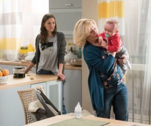 Na Wspólnej odc. 2680. Gosia (Anna Kerth), jej syn Mareczek, Danka (Lucyna Malec)