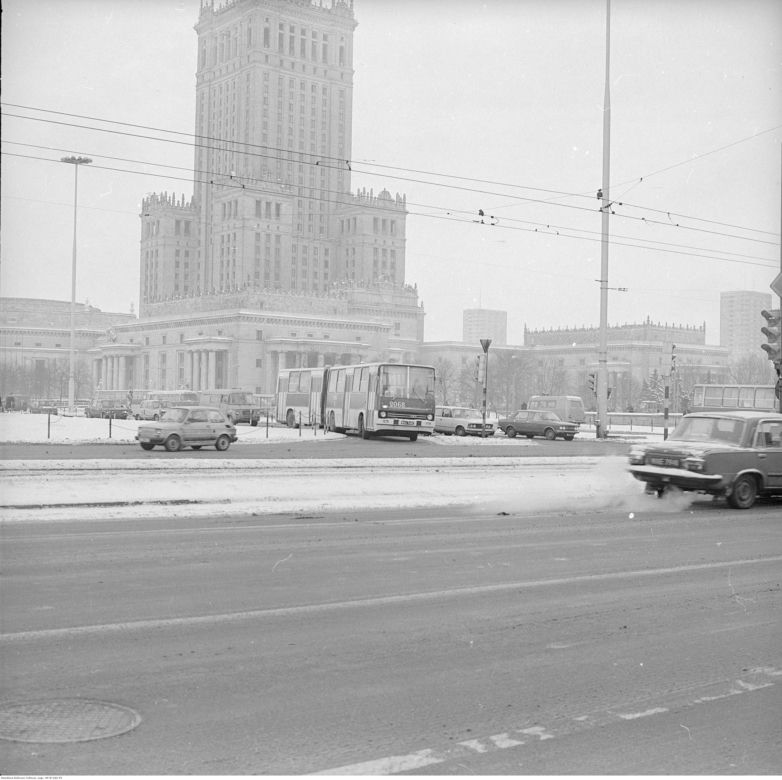 Skrzyżowanie Al. Jerozolimskich i ul. Emilii Plater. W tle Pałac Kultury i Nauki. Na jezdni autobus Ikarus 280 linii 474 i samochód Fiat 126p