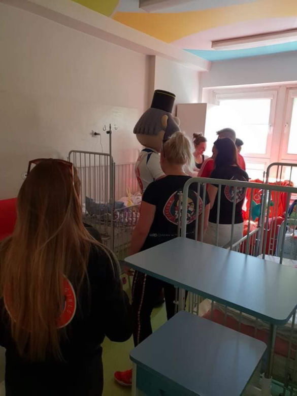 Torcida Girls odwiedziły dzieci z onkologii. Towarzyszył im Szymon Żurkowski [ZDJĘCIA]