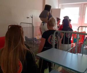 Torcida Girls odwiedziły dzieci z onkologii. Towarzyszył im Szymon Żurkowski [ZDJĘCIA]
