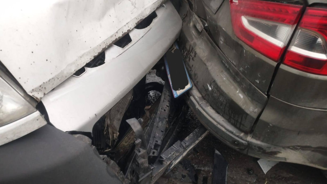 Bus uderzył w samochód osobowy w Lesznie. W środku matka z małym dzieckiem