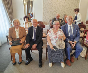 Pamiątkowe medale, legitymacje i kwiaty z okazji 50-lecia pożycia małżeńskiego odebrało w Siedlcach osiem par