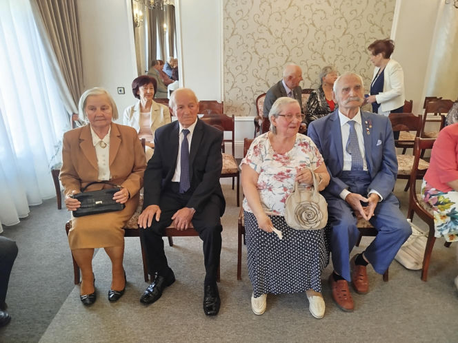 Pamiątkowe medale, legitymacje i kwiaty z okazji 50-lecia pożycia małżeńskiego odebrało w Siedlcach osiem par