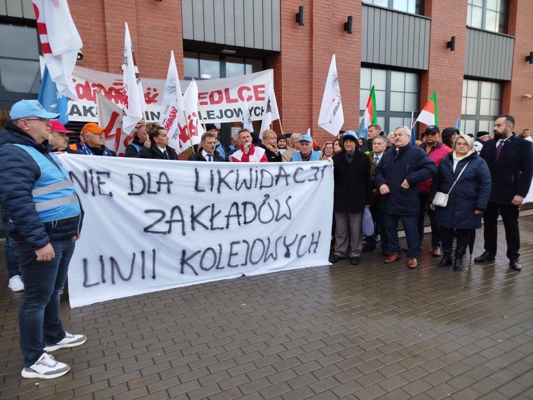 Pracownicy Zakładu Linii Kolejowych pikietowali w Siedlcach! Poparli ich siedleccy radni