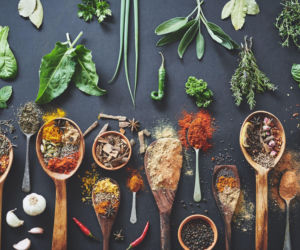 Jak dobierać przyprawy? Proste zasady łączenia smaków w kuchni