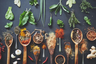 Jak dobierać przyprawy? Proste zasady łączenia smaków w kuchni