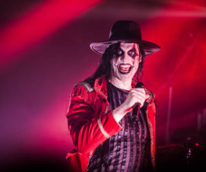 Skrupulatnie wyreżyserowany groteskowy spektakl okraszony nutą surrealizmu – Avatar zawładną Warszawą [RELACJA]