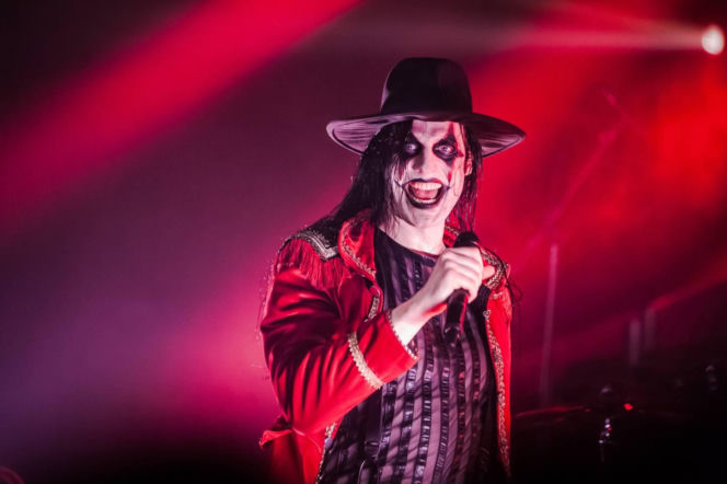 Skrupulatnie wyreżyserowany groteskowy spektakl okraszony nutą surrealizmu – Avatar zawładną Warszawą [RELACJA]